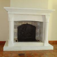 Cheminée foyer ouvert en pierre blanche